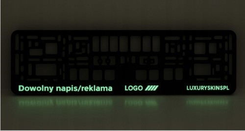 Ramka tablicy rejestracyjnej z napisem świecącym w nocy
