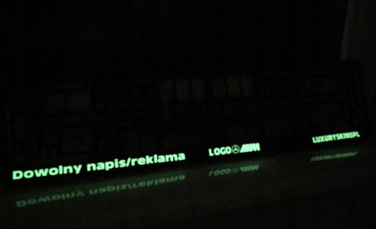Ramka tablicy rejestracyjnej z napisem świecącym w nocy